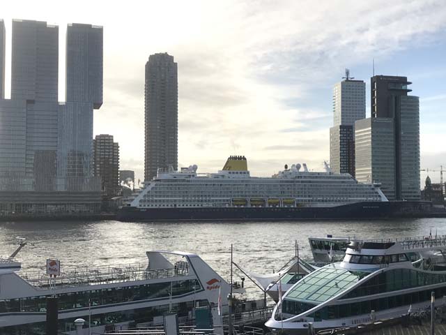 Cruiseschip ms Spirit of Adventure aan de Cruise Terminal Rotterdam